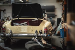 Classic,Cars,Being,Restored,In,A,Vintage,Vehicle,Garage,Workshop